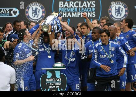 Calcio - Barclays Premier League - Chelsea / Wigan Athletic - Stamford Bridge. I giocatori di Chelsea festeggiano dopo aver vinto il titolo della Premier League a Stamford Bridge Foto Stock