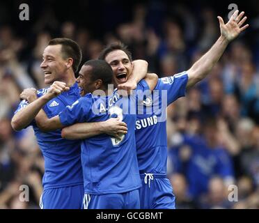 John Terry di Chelsea (a sinistra), Frank Lampard (a destra) e Ashley Cole (al centro) festeggiano la vittoria della Premier League dopo il fischio finale Foto Stock