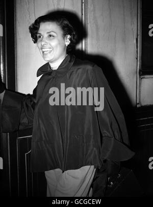 Lena Horne, cantante e attrice americana, indossa un mezze cappotto sciolto con maniche a polsini quando arriva a Victoria Station, Londra, a bordo della freccia d'Oro. Inizia un ingaggio al London Palladium. Foto Stock