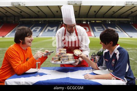 La fan di Ross County Leanne Bonner (a destra), la fan di Dundee United Jamie Kidd (a sinistra) e lo chef Glen Yorke con il nuovo 40% ridotto di grasso Scotch Pie a Hampden a Glasgow, da vendere alla finale della Coppa nazionale scozzese di sabato. Foto Stock