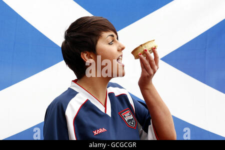 La fan della contea di Ross, Leanne Bonner, con un nuovo 40% di grasso ridotto Scotch Pie a Hampden a Glasgow, sarà venduta alla finale della Coppa scozzese fa il sabato. Foto Stock