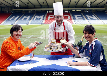 La fan di Ross County Leanne Bonner (a destra), la fan di Dundee United Jamie Kidd (a sinistra) e lo chef Glen Yorke con il nuovo 40% ridotto di grasso Scotch Pie a Hampden a Glasgow, da vendere alla finale della Coppa nazionale scozzese di sabato. Foto Stock