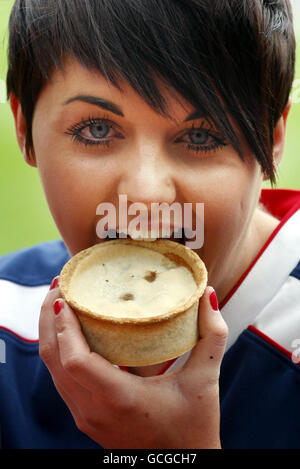 La fan della contea di Ross, Leanne Bonner, con un nuovo 40% di grasso ridotto Scotch Pie a Hampden a Glasgow, sarà venduta alla finale della Coppa scozzese fa il sabato. Foto Stock