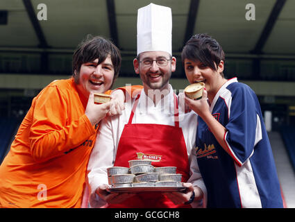 La fan di Ross County Leanne Bonner (a destra), la fan di Dundee United Jamie Kidd (a sinistra) e lo chef Glen Yorke con il nuovo 40% ridotto di grasso Scotch Pie a Hampden a Glasgow, da vendere alla finale della Coppa nazionale scozzese di sabato. Foto Stock