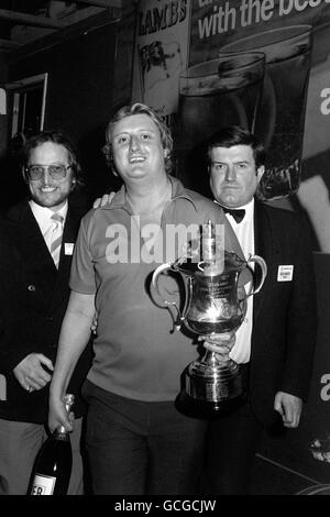 Eric Bridow con il trofeo dopo aver vinto la finale del Campionato Mondiale di Freccette professionali contro John Lowe al Jollees Cabaret Club di Stoke. Foto Stock