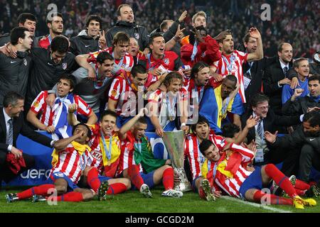 I giocatori e lo staff dell'Atletico Madrid festeggiano con la UEFA Europa Trofeo di campionato Foto Stock