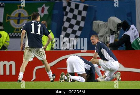 Zoltan Gera di Fulham (a sinistra), Dickson Etuhu (al centro) e Brede Hangeland mostrano il loro rifiuto dopo che Diego Forlan dell'Atletico Madrid segna il suo secondo obiettivo al fianco del gioco Foto Stock