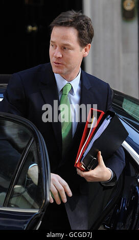 Il vice primo ministro Nick Clegg arriva al 10 di Downing Street per il primo incontro del governo della nuova coalizione. Foto Stock