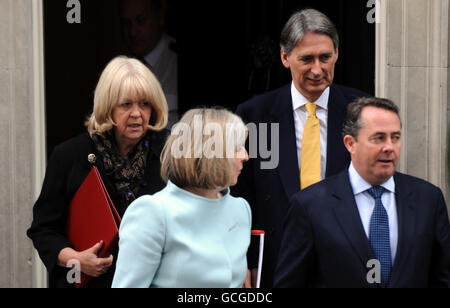 (Da sinistra a destra) il Segretario gallese Cheryl Gillan, il Segretario agli interni Theresa May, il Segretario ai Trasporti Philip Hammond e il Segretario alla Difesa Liam Fox lasciano la prima riunione del governo della nuova coalizione al 10 di Downing Street, Londra. Foto Stock