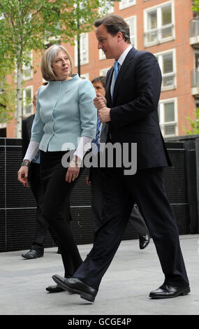 Il Segretario agli interni Theresa May e il primo Ministro britannico David Cameron arrivano all'ufficio di Westminster, Londra. Foto Stock