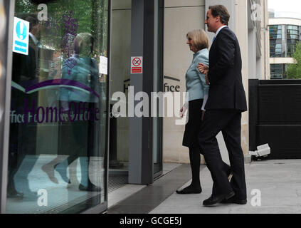 Il Segretario agli interni Theresa May e il primo Ministro britannico David Cameron arrivano all'ufficio di Westminster, Londra. Foto Stock