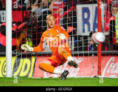 Calcio - Coca-Cola Football League uno - Gioca fuori semifinale - seconda gamba - Charlton Athletic v Swindon Town - The Valley. Charlton Athletic portiere Darren Randolph non riesce a fare un salvataggio Foto Stock