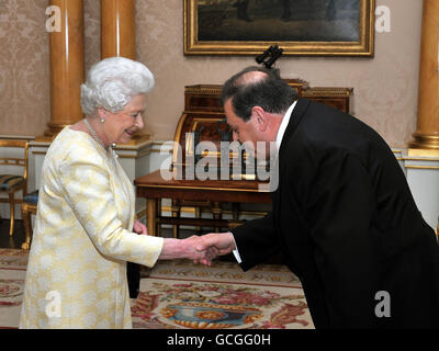 La Regina Elisabetta II della Gran Bretagna stringe le mani con sua Eccellenza l'ambasciatore di Grecia Aristidis Sandis, mentre presentava le sue credenziali a Buckingham Palace a Londra. Foto Stock