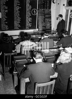 Il Business di un moderno grande produttore di libri 1949. Nella sala scommesse ante post dove vengono piazzate le scommesse per le gare future e la finale della Coppa fa Foto Stock