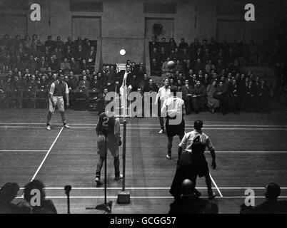 Serata sportiva - Eltham Baths, Londra 1949. Una visione generale del concorso 'Head Tennis' tra Arsenal e Charlton (magliette bianche) Foto Stock