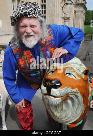 Lions di Bath 2010. Lord Bath si erge con il leone Longleat a Longleat House, Wiltshire. Foto Stock