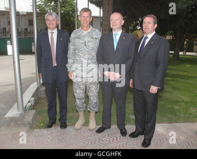 Il generale Stanley McChrystal, comandante della forza internazionale di assistenza alla sicurezza (ISAF) incontra (da sinistra) il segretario allo sviluppo internazionale Andrew Mitchell, il segretario agli esteri William Hague e il segretario alla difesa Liam Fox al quartier generale dell'ISAF a Kabul, Afghanistan, durante una visita dei politici nella zona. Foto Stock