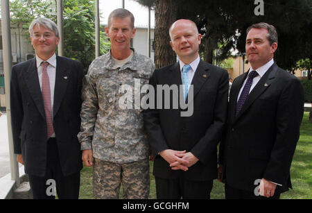 Il generale Stanley McChrystal, comandante della forza internazionale di assistenza alla sicurezza (ISAF) incontra (da sinistra) il segretario allo sviluppo internazionale Andrew Mitchell, il segretario agli esteri William Hague e il segretario alla difesa Liam Fox al quartier generale dell'ISAF a Kabul, Afghanistan, durante una visita dei politici nella zona. Foto Stock