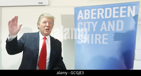 Donald Trump a una conferenza stampa presso l'Airport Training Center di Aberdeen. Il magnate statunitense arrivò in Scozia per parlare dei suoi piani per il "più grande" resort di golf del mondo, il progetto di un miliardo di golf e alloggi di lusso nella Menie Estate di Aberdeenshire. Foto Stock