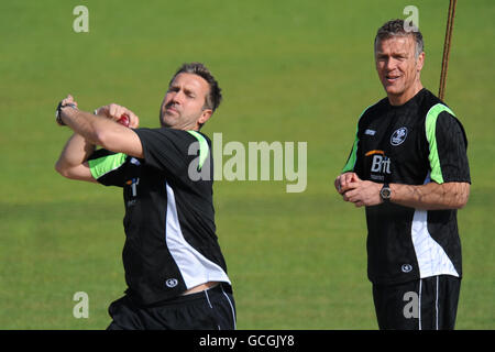 Cricket - Liverpool Victoria County Championship - Divisione due - giorno tre - Surrey / Middlesex - The Brit Oval. Allenatore di Surrey Ian Salisbury Bowls guardato da Alec Stewart (a destra) Foto Stock