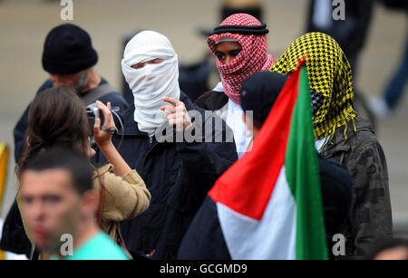 Attivisti pro-palestiani a Whitehall, Londra, dopo che fino a 15 persone sarebbero state uccise dopo che i comandanti israeliani hanno salito a bordo di navi che trasportavano aiuti a Gaza. Foto Stock