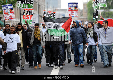 Attivisti pro-palestiani a Whitehall, Londra, dopo che fino a 15 persone sarebbero state uccise dopo che i comandanti israeliani hanno salito a bordo di navi che trasportavano aiuti a Gaza. Foto Stock