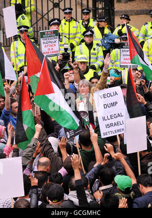 All'ingresso di Kensington Palace Green e dell'Ambasciata israeliana, durante una protesta a Londra in risposta alla morte di un massimo di 15 persone, che a quanto pare sono state uccise dopo che i comandamenti israeliani hanno imbarcato navi che portavano aiuti a Gaza. Foto Stock