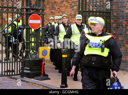 La polizia metropolitana in marcia riot cammina verso una grande folla di manifestanti che si trovano all'ingresso di Kensington Palace Green e dell'ambasciata israeliana, durante una protesta a Londra in risposta alla morte di un massimo di 15 persone, Che sono stati uccisi dopo che i comandamenti israeliani hanno imbarcato navi che trasportavano aiuti a Gaza. Foto Stock