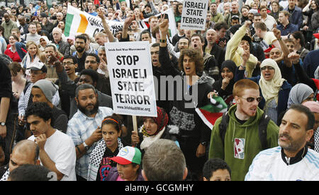I manifestanti si riuniscono al di fuori dell'ambasciata israeliana a Dublino in risposta alla morte di un massimo di 15 persone, che secondo quanto riferito sono state uccise dopo che i comandanti israeliani hanno salito a bordo di navi che trasportano aiuti a Gaza. Foto Stock