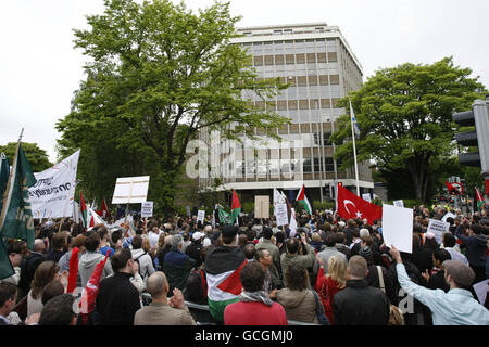 I manifestanti si riuniscono al di fuori dell'ambasciata israeliana a Dublino in risposta alla morte di un massimo di 15 persone, che secondo quanto riferito sono state uccise dopo che i comandanti israeliani hanno salito a bordo di navi che trasportano aiuti a Gaza. Foto Stock