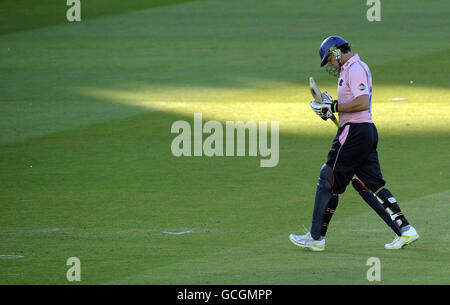 Middlesex Panthers Adam Gilchrist torna al padiglione dopo essere stato licenziato durante la partita T20 del Providente degli amici al Lord's Cricket Ground, Londra. Foto Stock