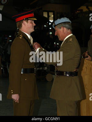 Il principe Harry riceve le sue ali volanti da suo padre, il principe del Galles, durante una cerimonia di laurea da un corso avanzato di addestramento dell'elicottero al museo del Wallop medio dell'esercito a Strockbridge, Hampshire. Foto Stock