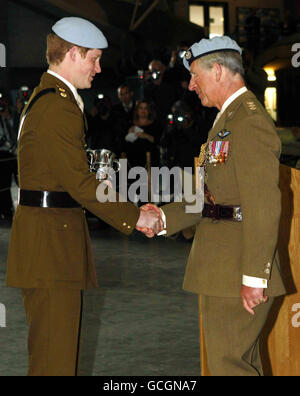 Il principe Harry riceve le sue ali volanti da suo padre, il principe del Galles, durante una cerimonia di laurea da un corso avanzato di addestramento dell'elicottero al museo del Wallop medio dell'esercito a Stockbridge, Hampshire. Foto Stock