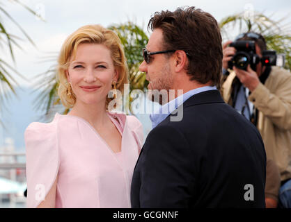 Cate Blanchett (a sinistra) e Russell Crowe frequentano una fotocellula per Robin Hood a Cannes, Francia. Il titolo aprirà il Festival del Cinema di Cannes in quanto sarà proiettato fuori concorso. Foto Stock