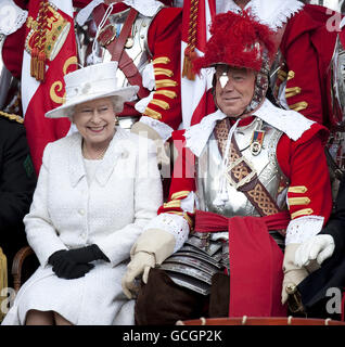 Regina Elisabetta II con il maggiore Paul Champiness, Capitano dei pikemen e Musketeers della Honourable Artillery Company presso la Armoury House, nel centro di Londra. Foto Stock