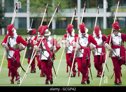 La Compagnia dei pikemen e dei moschettieri dell'onorevole Artillery Company si trova 'Lazy' mentre sono guardate dalla Regina Elisabetta II all'Armery House, nel centro di Londra. Foto Stock