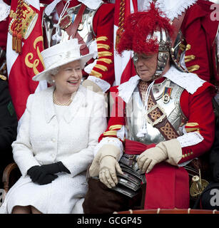 Regina Elisabetta II con il maggiore Paul Champiness, Capitano dei pikemen e Musketeers della Honourable Artillery Company presso la Armoury House, nel centro di Londra. Foto Stock