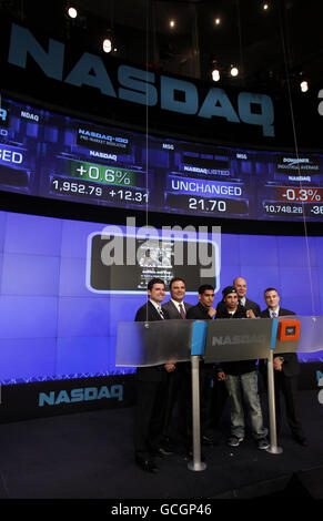 Amir Khan della Gran Bretagna (centro a sinistra) e Paulie Malignaggi degli Stati Uniti (centro a destra) aprono il mercato NASDAQ nella Time Square di New York, New York City, USA. Foto Stock