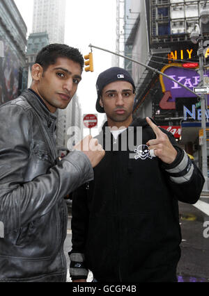 Amir Khan (a sinistra) della Gran Bretagna e Paulie Malignaggi degli Stati Uniti dopo l'apertura del mercato NASDAQ nella Time Square di New York, New York City, USA. Foto Stock