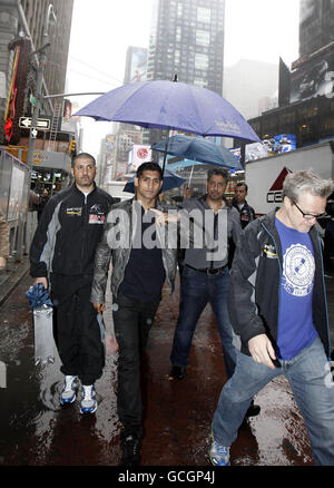 Amir Khan della Gran Bretagna cammina con l'allenatore Freddie Roach (a destra) dopo l'apertura del mercato NASDAQ a Time Square di New York, New York City, USA. Foto Stock