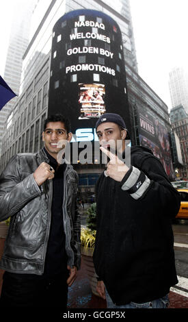 Amir Khan (a sinistra) della Gran Bretagna e Paulie Malignaggi (a destra) degli Stati Uniti propongono fotografie dopo l'apertura del mercato NASDAQ nella Time Square di New York, New York City, USA. Foto Stock