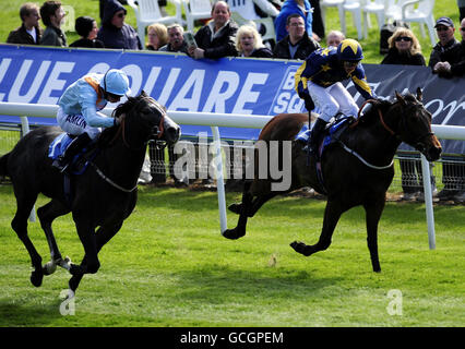 Il Bahceli guidato da Ryan Moore (a sinistra) batte il cocktail Charlie guidato da David Allan per vincere la Blue Square che sostiene Marie Curie EBF Novices Stakes durante il primo giorno del Dante Festival all'Ippodromo di York. Foto Stock