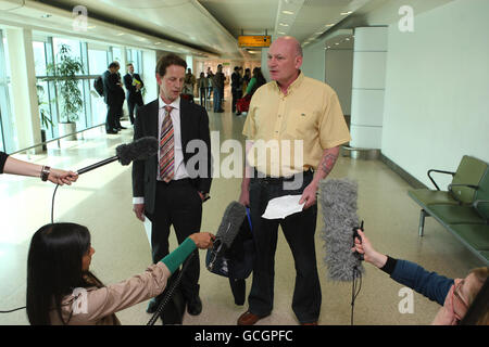 Gary Mann parla con i mezzi di comunicazione all'aeroporto di Heathrow prima di salire a bordo di un aereo per il Portogallo. Il tifoso di calcio inglese Garry Mann viene estradato in Portogallo per condannare gli hooliganismi a due anni di prigione. Foto Stock