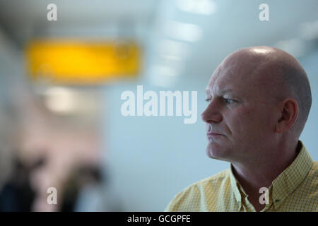 Gary Mann all'aeroporto di Heathrow prima di salire a bordo di un aereo per il Portogallo. Il tifoso di calcio inglese Garry Mann viene estradato in Portogallo per condannare gli hooliganismi a due anni di prigione. Foto Stock