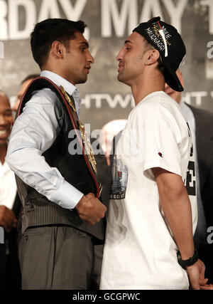 Amir Khan della Gran Bretagna e Paulie Malignaggi degli Stati Uniti (a destra) sono rivolti verso l'alto durante la conferenza stampa presso la hall del teatro a Madison Square Garden, New York City, USA. Foto Stock