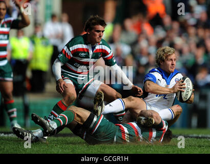 Anthony Allen (in basso) di Leicester Tigers affronta Nick Abendanon di Bath Rugby (a destra) durante la semifinale della Guinness Premiership a Welford Road, Leicester. Foto Stock