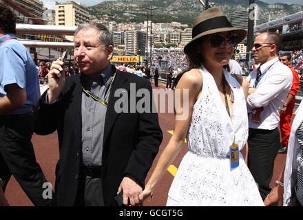 Il presidente della FIA Jean Todt (a sinistra) con la fidanzata Michelle Yeoh durante il Gran Premio di Monaco al circuito di Monaco, Monte Carlo. Foto Stock