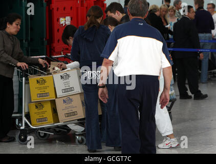 I passeggeri si accodano al terminal 5 dell'aeroporto di Heathrow dopo che la cenere vulcanica ha chiuso di nuovo oggi gli aeroporti britannici. Foto Stock