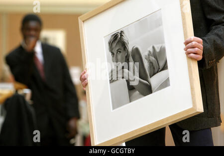 Un dipendente presso la casa d'asta di Christie detiene 'diana, Principessa del Galles' di Mario Testino, 1997, che si prevede di recuperare 18,000 - 22,000 alla vendita di foto di Christie questo Venerdì. Foto Stock