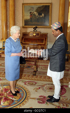 La regina Elisabetta II riceve l'ambasciatore del Nepal il Dott. Suresh Chandra Chalise mentre presenta le sue credenziali a Buckingham Palace, Londra. Foto Stock